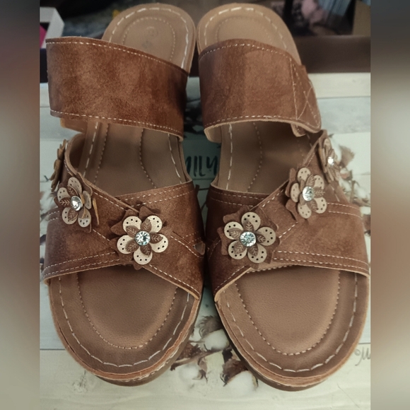 Sandals - Picture 1 of 7